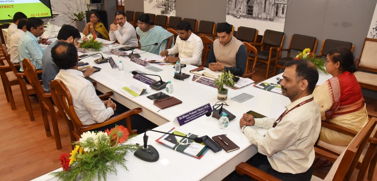 மதுரையில் வாக்காளர் பட்டியல் சிறப்பு தீவிர திருத்தம் தொடர்பான மண்டல அளவிலான மாவட்ட ஆட்சியர்களுக்கான ஆய்வுக் கூட்டம்