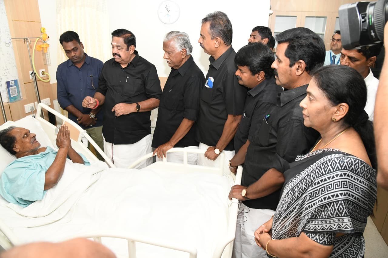 அதிமுக அவைத் தலைவர் தமிழ்மகன் உசேனை அதிமுக பொதுச் செயலாளர் பழனிசாமி மற்றும் முன்னணியினர் சந்தித்து நலம் விசாரித்தனர்