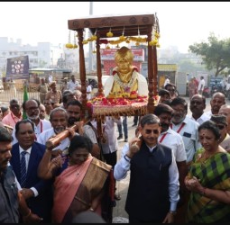 பாரதி ஜதி பல்லக்கை கவர்னர் ரவி, தமிழிசை சுமந்து வந்தனர்