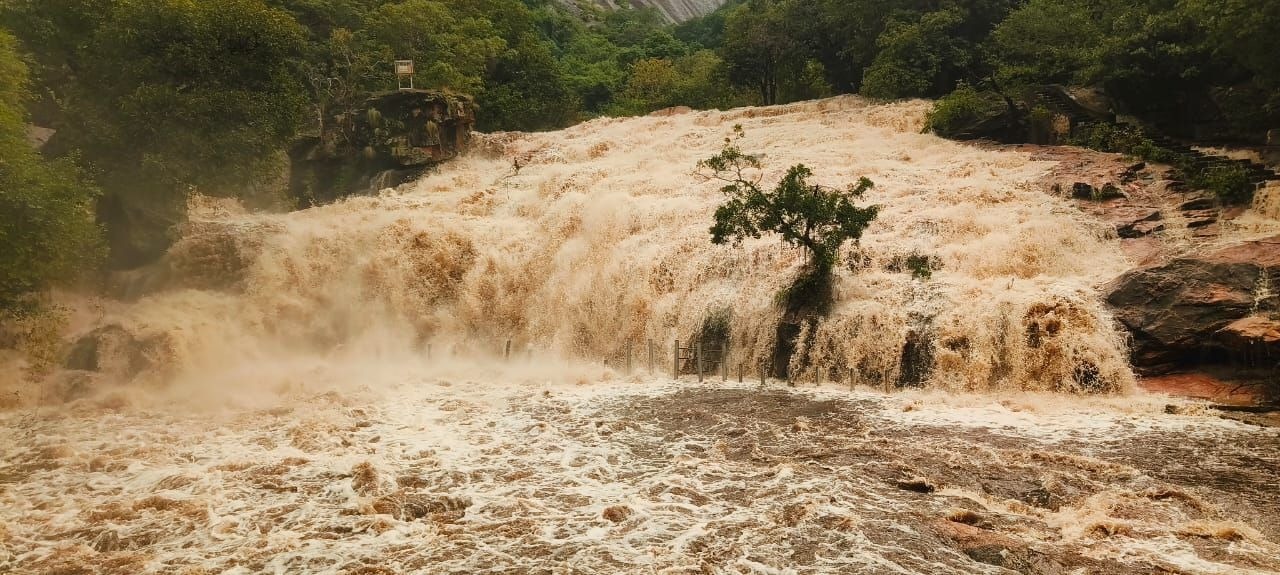 திருமூர்த்தி மலை, பஞ்சலிங்க அருவியில் வெள்ளப்பெருக்கு
