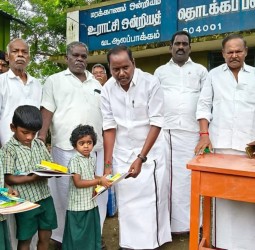 வடஆலப்பாக்கம் ஊராட்சி ஒன்றிய ஆரம்பப்பள்ளி மற்றும் அங்கன்வாடி மாணவச் செல்வங்களுக்கு இன்று டிசம்பர் 1 கல்வி உபகரணங்களை மரக்காணம் ஒன்றிய துணை பெரும் தலைவர் பழனி வழங்கினார்