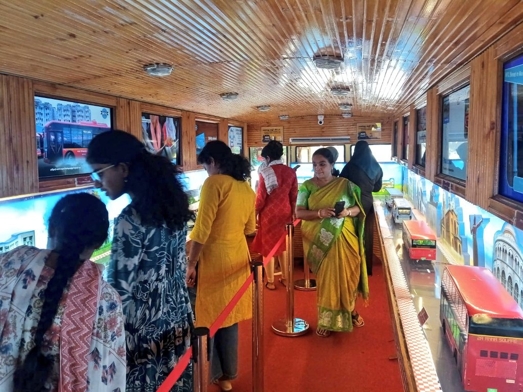 சென்னை ஸ்டெல்லா மேரிஸ் கல்லூரியில் மாநகர போக்குவரத்துக் கழக (எம்டிசி) நடமாடும் பேருந்து கண்காட்சி