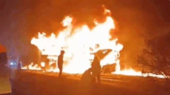 கர்நாடகாவில் நடந்த கோர விபத்து தனியார் பஸ் மீது லாரி மோதி 20 பேர் உடல் கருகி பலி