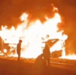 கர்நாடகாவில் நடந்த கோர விபத்து தனியார் பஸ் மீது லாரி மோதி 20 பேர் உடல் கருகி பலி