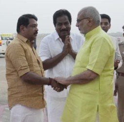 மதுரை விமான நிலையத்தில் துணை ஜனாதிபதி சிபி ராதாகிருஷ்ணனை நயினார்நாகேந்திரன் வரவேற்றார்