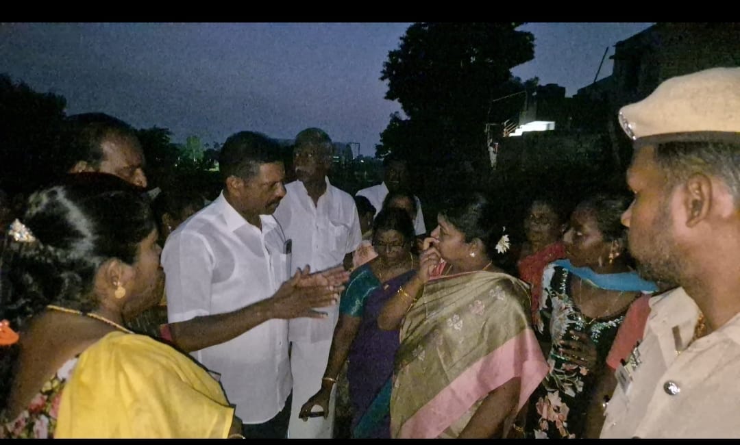 மழைநீர் தேங்கிய இடங்களில் அமைச்சர் கீதா ஜீவன் ஆய்வு செய்தார்.நேரில் சென்று ஆய்வு