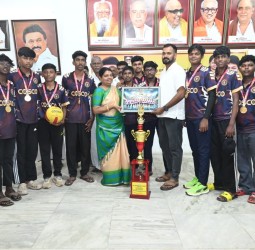 திருச்சி கொங்குநாடு பொறியியல் கல்லூரியில் நடந்த மாவட்ட அளவிலான எறிபந்தாட்ட போட்டி