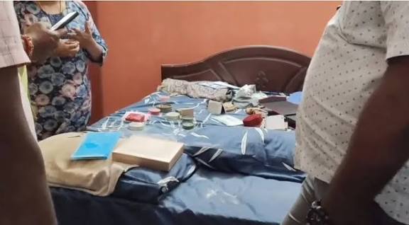 கோவை ஆசிரியர் வீட்டில் 103 சவரன் நகை கொள்ளை பூட்டை உடைக்காமல் கைவரிசை காட்டிய ‘பலே’ திருடர்கள்