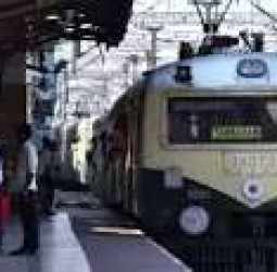 புறநகர் மின்சார ரெயில் சீசன் டிக்கெட் கட்டணம் உயர்வா? - ரெயில்வே விளக்கம்