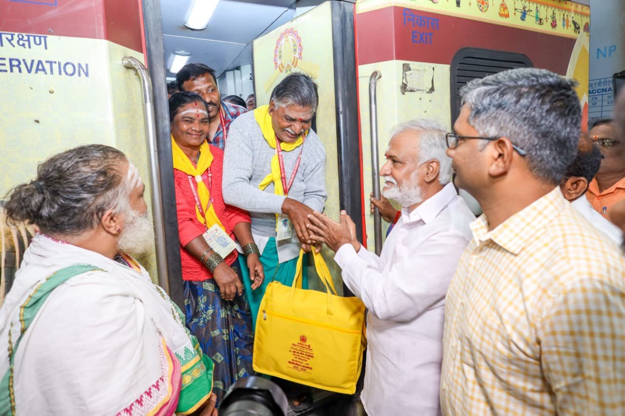 ராமேசுவரம் – காசி ஆன்மீகப் பயணத்தில் பங்கேற்கும் 602 மூத்த குடிமக்களுக்கு சென்னை எழும்பூர் ரயில் நிலையத்தில் பயண வழிப்பை