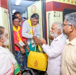 ராமேசுவரம் – காசி ஆன்மீகப் பயணத்தில் பங்கேற்கும் 602 மூத்த குடிமக்களுக்கு சென்னை எழும்பூர் ரயில் நிலையத்தில் பயண வழிப்பை