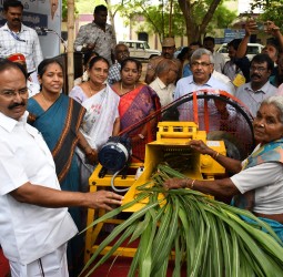 மின் விசையில் இயங்கும் புல் நறுக்கும் இயந்திரம்