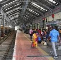 சென்னை சென்ட்ரல் ரெயில் நிலையத்தில் செல்போன் திருடனை துரத்தி சென்று மடக்கிப் பிடித்த ரெயில்வே போலீசார்