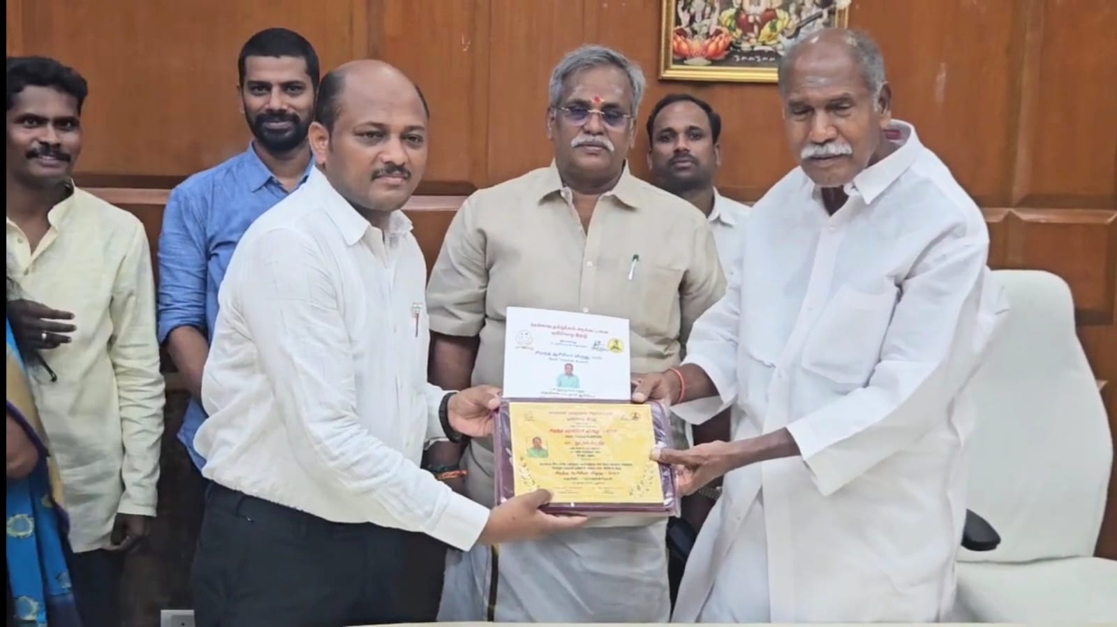 சிறந்த ஆசிரியர் விருது பெற்ற மதுரை நூருல்லாஹ்