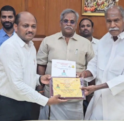 சிறந்த ஆசிரியர் விருது பெற்ற மதுரை நூருல்லாஹ்