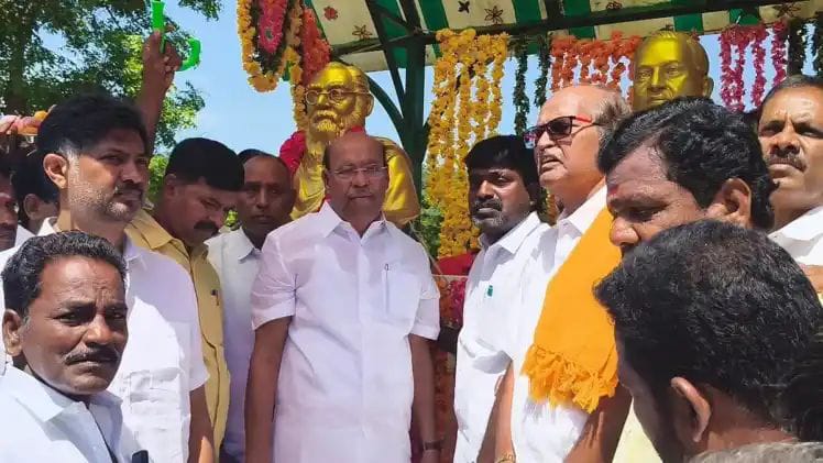 பாமக 37 ஆவது ஆண்டு விழாவில் ராமதாஸ் கொடியேற்றி இனிப்பு வழங்கல்