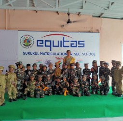 எல்கேஜி மற்றும் யுகேஜி குழந்தைகள் ராணுவ வீரர்கள் போன்று உடை