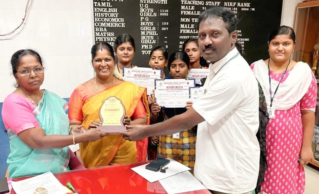 காரைக்குடி அழகப்பா அரசு கலைக் கல்லூரி இளைஞர் செஞ்சிலுவைச் சங்கத்துக்கு சிறந்த சேவைக்கான விருது
