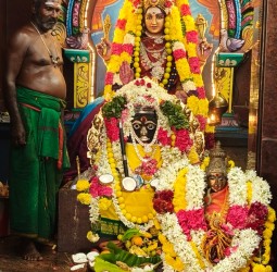 ஆடிப்பூரம் முன்னிட்டு சிறப்பு வழிபாடு.....