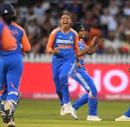 இங்கிலாந்துக்கு எதிராக முதன்முறையாக டி20 தொடரை வென்றது இந்திய மகளிரணி!