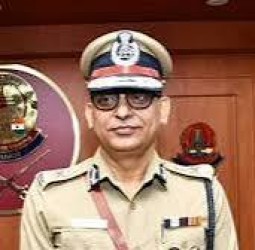 தேவைப்படும்போது பெண் காவலா்களுக்கு பாதுகாப்பு பணி: டிஜிபி