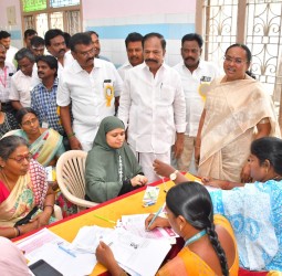 வேலூர் மாநகராட்சி மெயின் பஜார் பகுதியில் நடந்த 'உங்களுடன் ஸ்டாலின்' திட்ட முகாம்