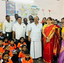 தாவிதுபேட்டை காமராஜ் அரசு நடுநிலைப்பள்ளியில் மாணவர்களுக்கு இலவச சீருடை வழங்கும் விழா