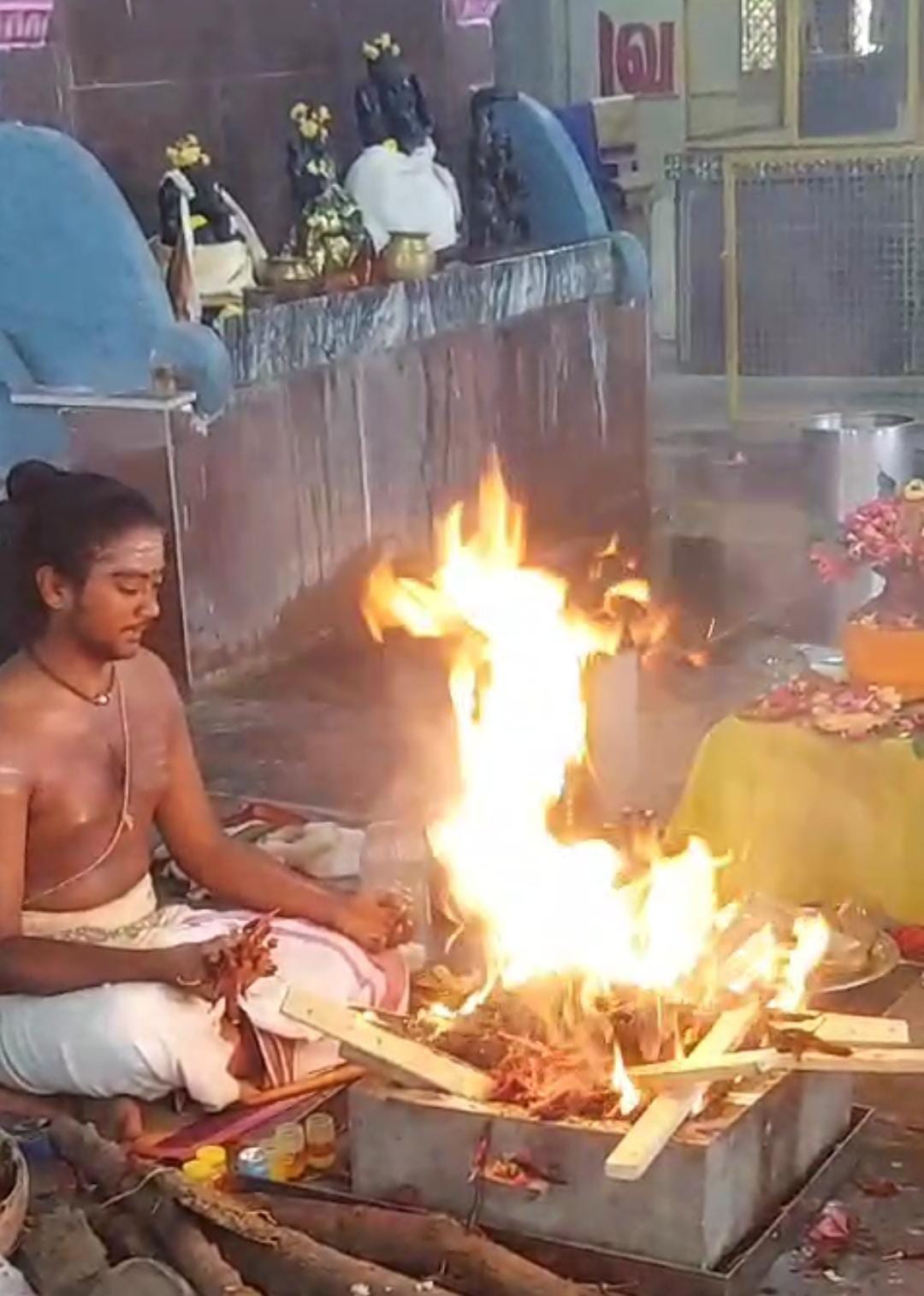 சுப்ரமண்யம் நகரில் அமைந்துள்ள ஸ்ரீ கனகதுர்கா கோயிலில் இன்று ப்ரத்யங்கரா தேவிக்கு அபிஷேகம் அலங்காரம்
