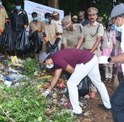 ஒருங்கிணைந்து குற்றாலத்தில் குப்பைகளை சுத்தம் செய்யும் பணி