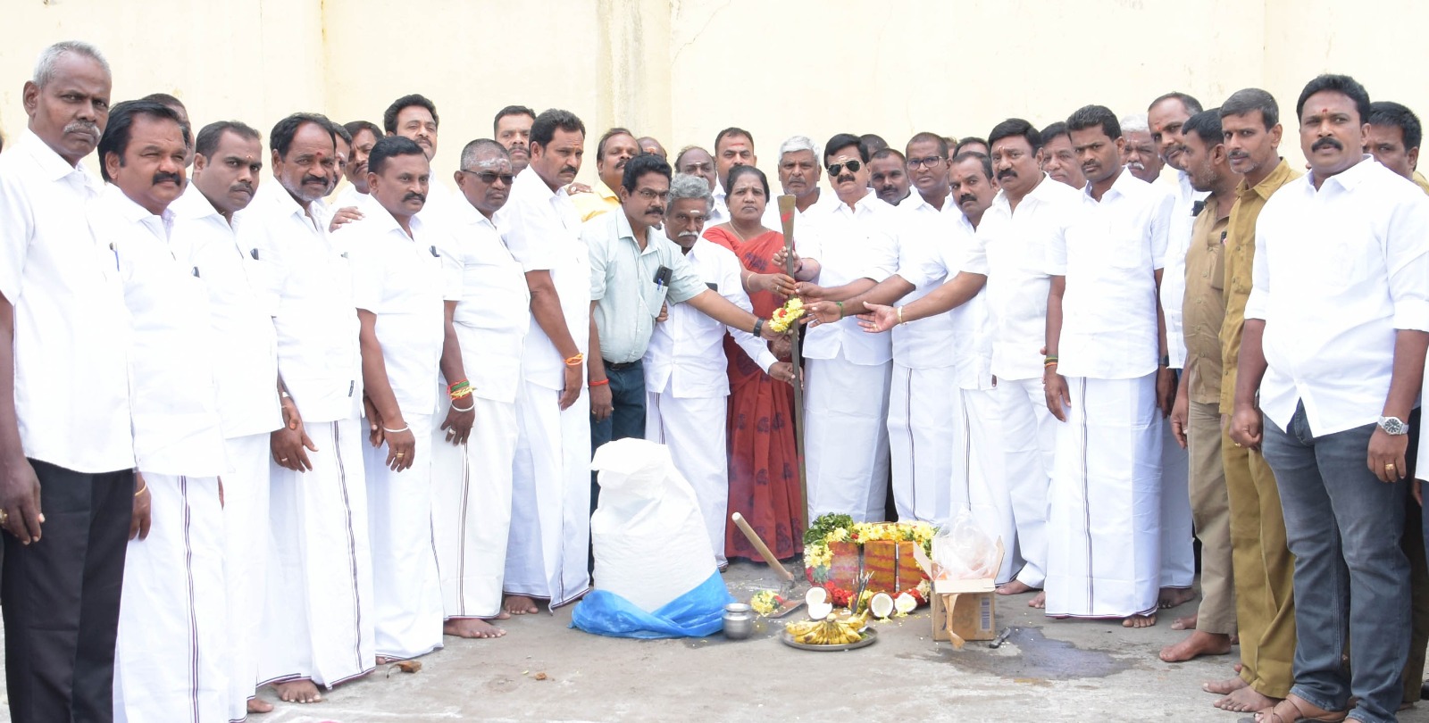 10 ஆயிரம் லிட்டர் கொள்ளளவு கொண்ட மேல்நிலை நீர்த்தேக்கத் தொட்டி அமைக்கும் பணி
