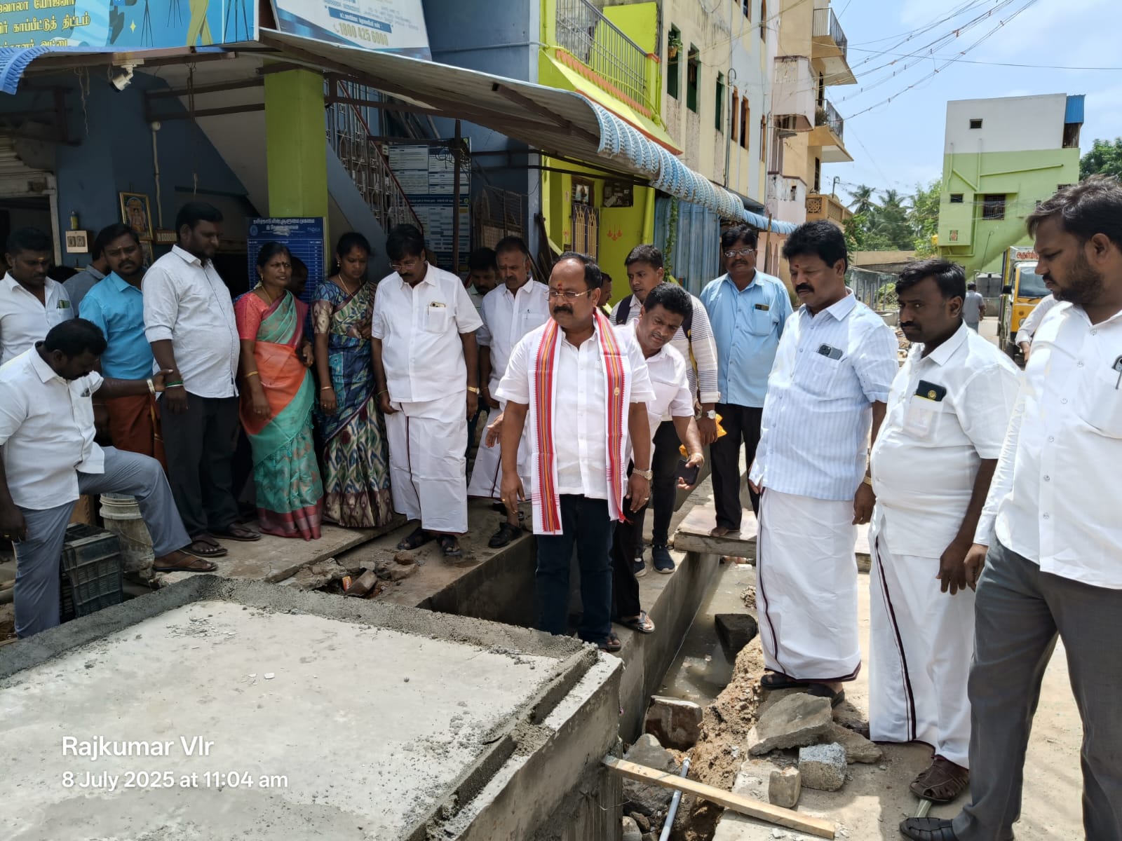 கால்வாய் கட்டும் பணியை திடீர் ஆய்வு செய்த எம்எல்ஏ!