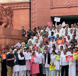 தமிழ்நாடு எம்.பிக்கள் தமிழில் முழக்கமிட்டு நாடாளுமன்ற வாயிலில் போராட்டம்