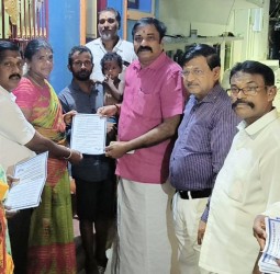 அதிமுக ஆட்சியின் 10 ஆண்டு கால சாதனைகளை விளக்கி துண்டு பிரசுரங்களை வழங்கி விழிப்புணர்வு