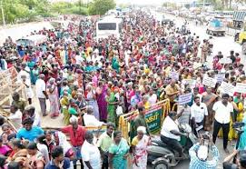 ஸ்டெர்லைட் ஆலைக்கு ஆதரவாக திரண்ட மக்கள்: கலெக்டர் அலுவலகம் முன் கூடிய 5,000 பேர்!