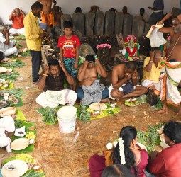விநாயகர் கோவில் வளாகத்தில் முன்னோர்களுக்கு தர்ப்பணம்
