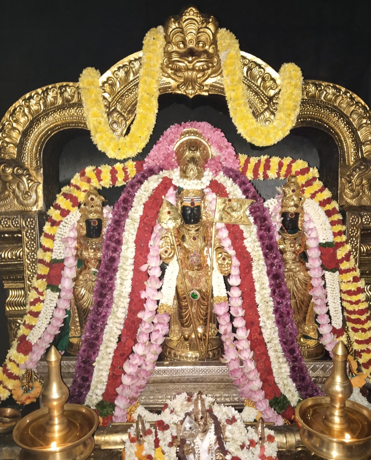 தங்கக்கவச அலங்காரத்தில் அருள்பாலித்த வள்ளி தெய்வானை சமேத பாலமுருகன்