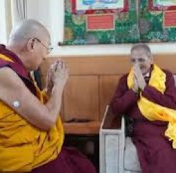 புத்த மத தலைவர் தலாய் லாமாவை சந்தித்து ஆசி பெற்றார் லடாக் துணை நிலை கவர்னர்