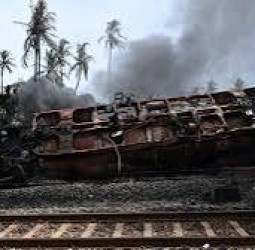 திருவள்ளூர் அருகே சரக்கு ரயில் தடம்புரண்டு தீ விபத்து: ரயில் ஓட்டுநர் உட்பட 16 பேரிடம் விசாரணை