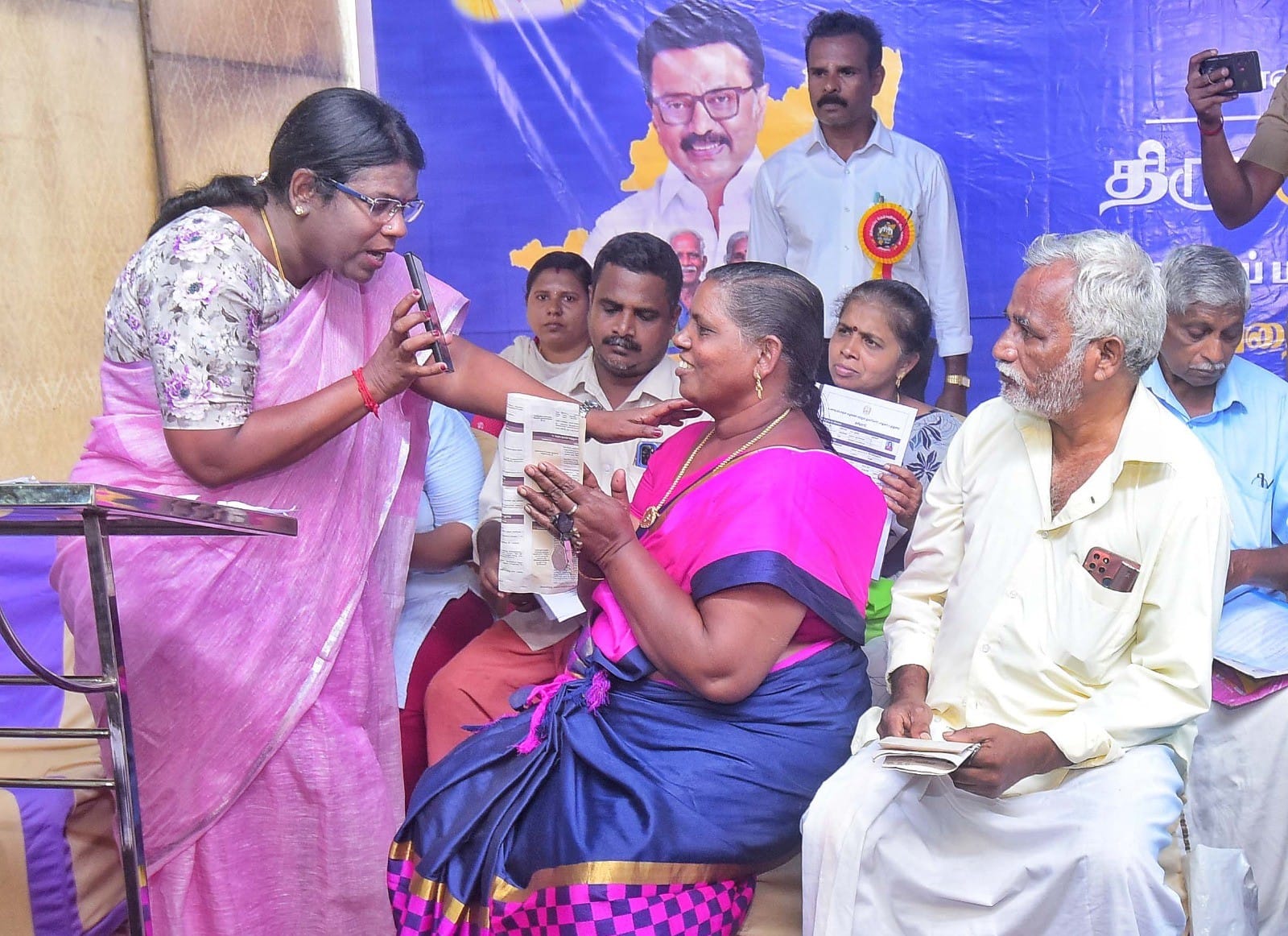 உங்களுடன் ஸ்டாலின் திட்டமுகாமில் கலெக்டர் அழகுமீனா மனுக்களை பெற்றுள்ளார்
