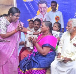 உங்களுடன் ஸ்டாலின் திட்டமுகாமில் கலெக்டர் அழகுமீனா மனுக்களை பெற்றுள்ளார்