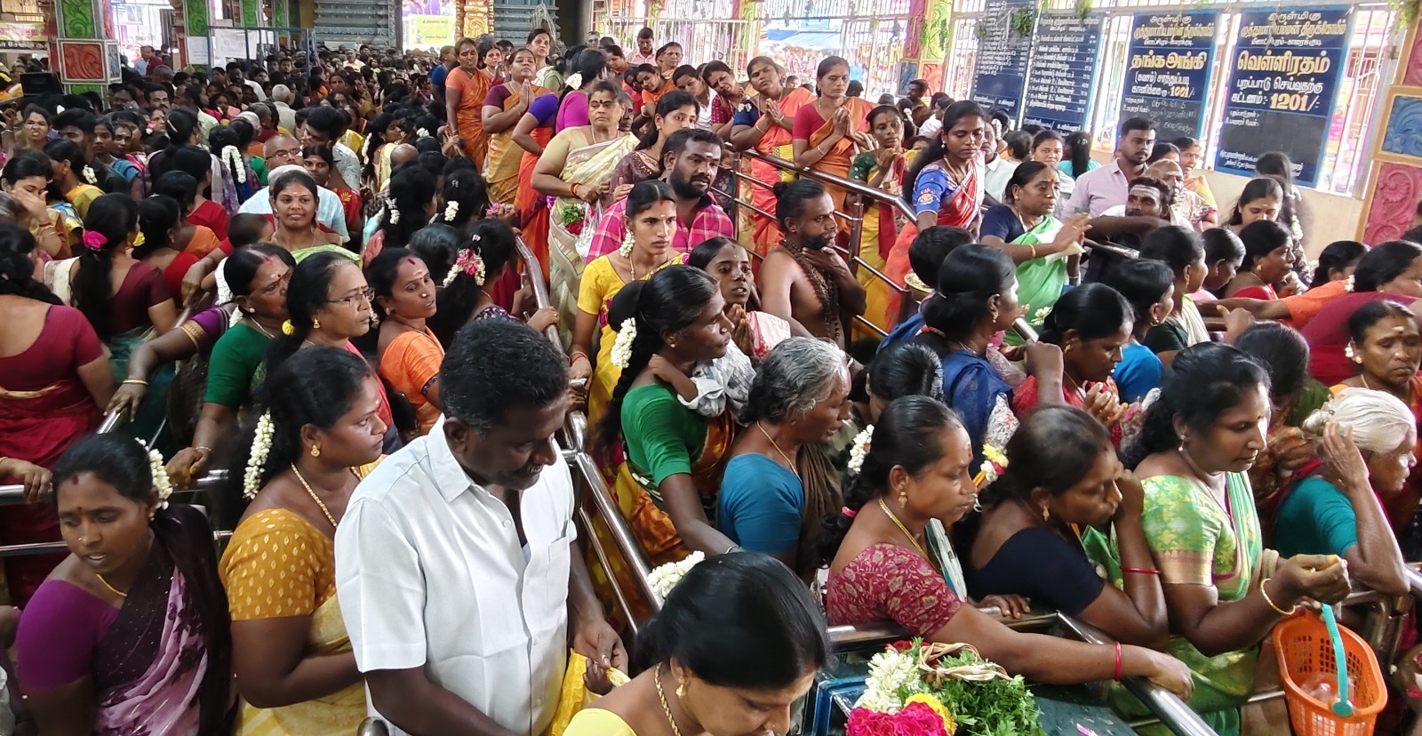 முத்துமாரியம்மன் கோயிலில் மஞ்சள் அபிஷேக தரிசனம்