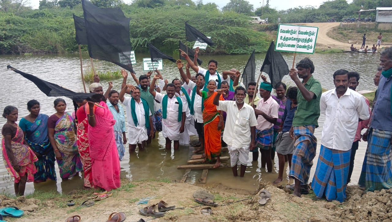 நயினார் நாகேந்திரன் உள்ளிட்ட அரசியல்வாதிகளை கண்டித்து விவசாயிகள் மற்றும் கிராம மக்கள் கருப்பு கொடி