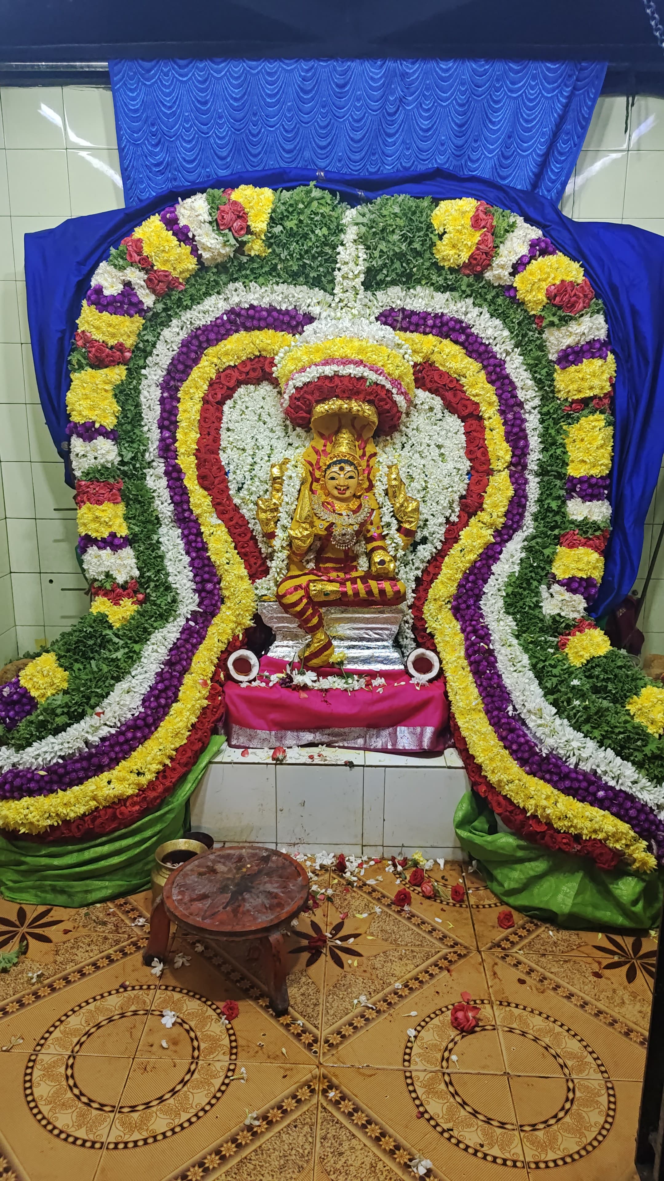 அழகு மாரியம்மனுக்கு ஆடி மாதம் முதல் வெள்ளியை முன்னிட்டு அலங்காரம்