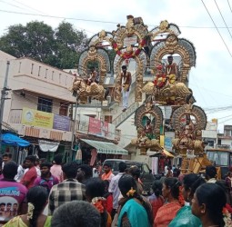ஆடி அமாவாசை விழாவில் பக்தர்கள் முதுகில் அலகு குத்திக்கொண்டு கிரண் மூலம் தொங்கியபடி ஊர்வலம்