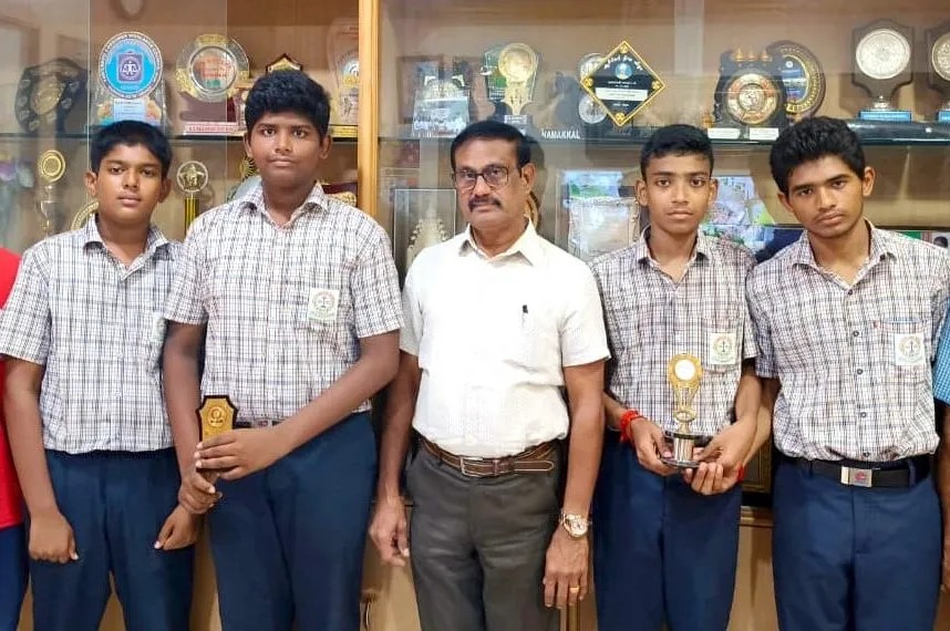 நாமக்கல்லில் இறகுப்பந்து போட்டியில் குறிஞ்சி பள்ளி மாணவர்கள் சாதனை