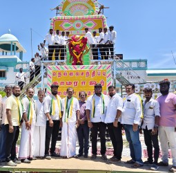 நெல்லை சந்திப்பில் காமராஜர் சிலைக்கு மாலை அணிவித்த வழக்கறிஞர் ஆறுமுகராஜ் "