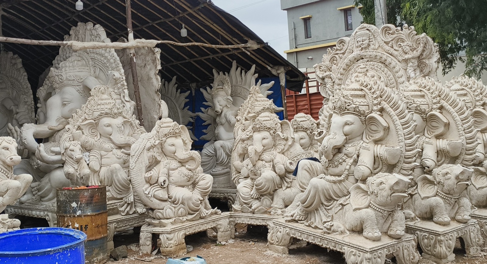 ஓசூரில் விநாயகர் சதூர்த்தியையொட்டி விநாயகர் சிலைகள் தயாரிக்கும் பணி