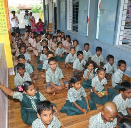 அகரம் பவுண்டேஷன் சார்பில் பொருட்கள் வழங்கும் விழா!