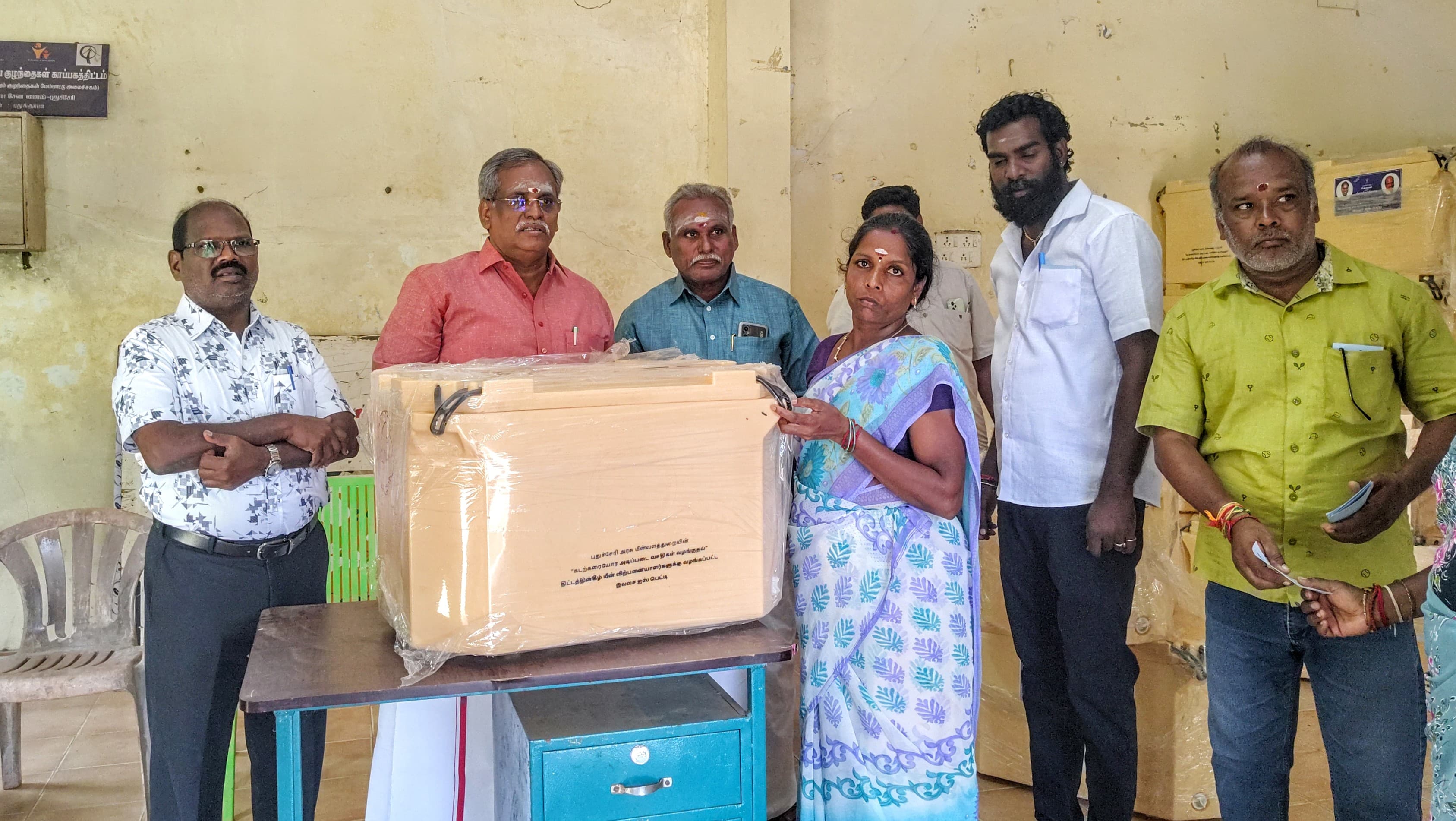 மீனவ கிராமத்தைச் சேர்ந்த 109 மீன் விற்பனையாளர்களுக்கு விலையில்லா ஐஸ் பெட்டிகள்