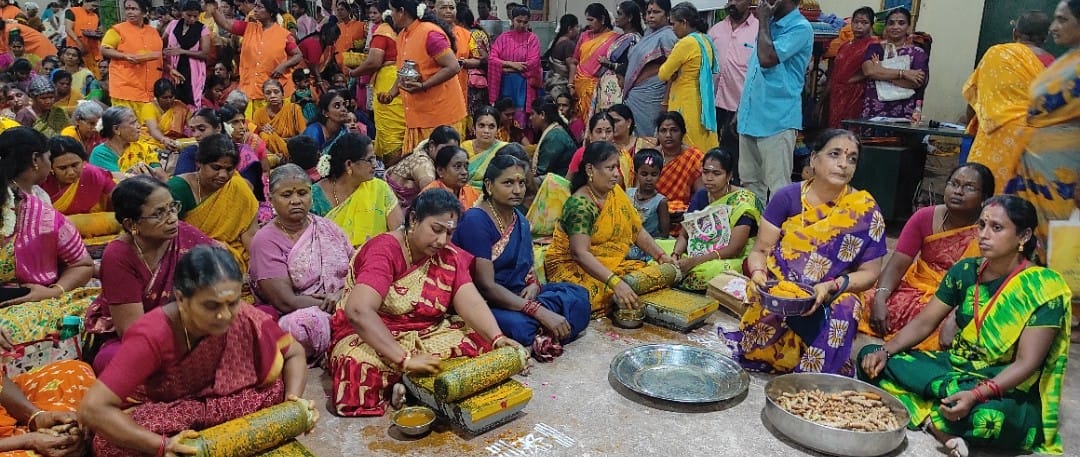 ஆடி முதல் வெள்ளிக்கிழமை யான இன்று மஞ்சள் அபிஷேகம்